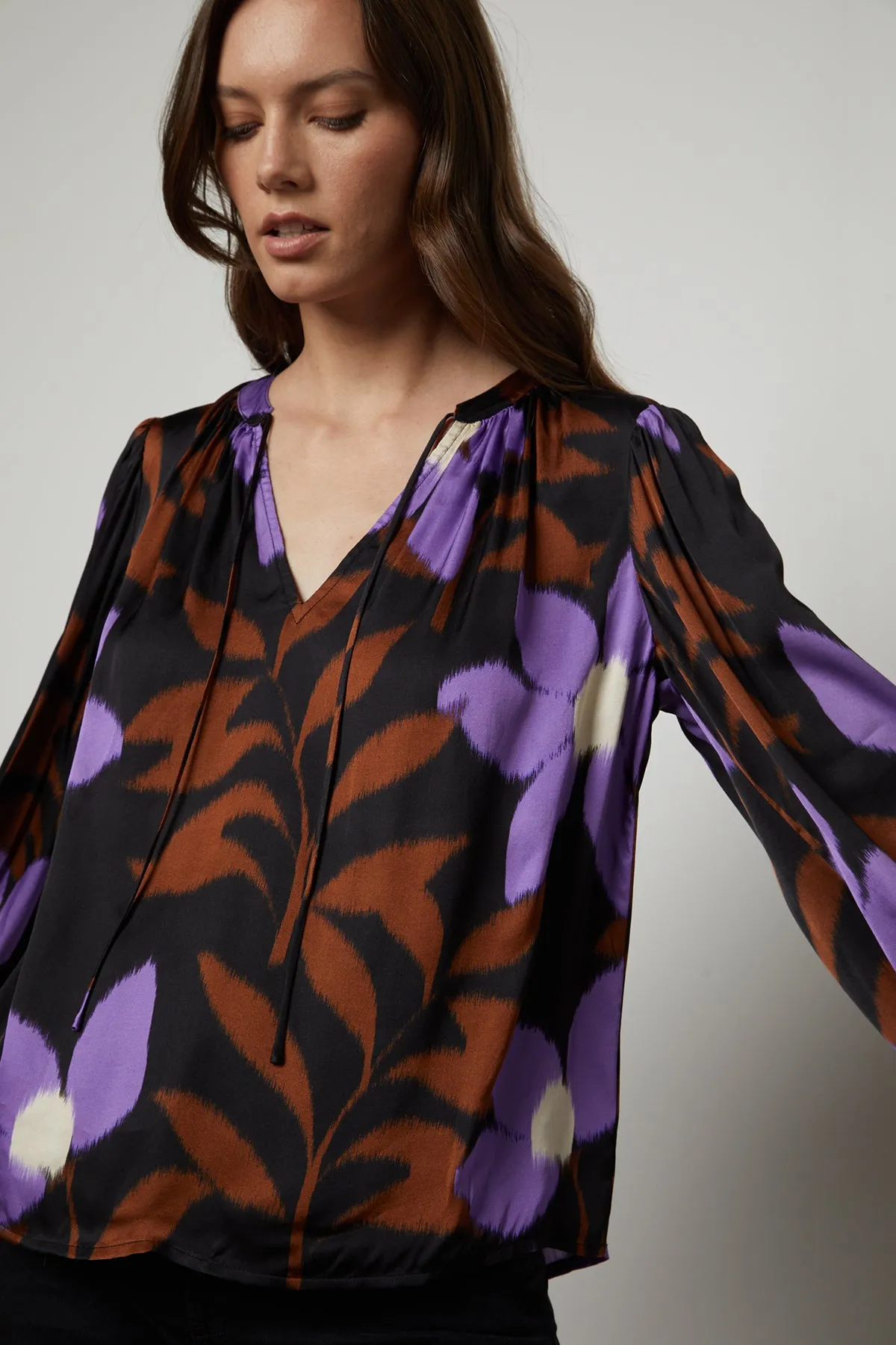 ISRA PRINTED V-NECK BLOUSE